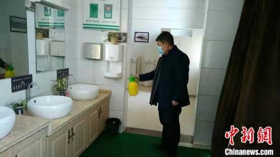  圖為2月初，工作人員對敦煌市旅游景區(qū)衛(wèi)生間進(jìn)行防疫消毒?！《鼗褪形麄鞑抗﹫D 攝
