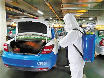 免費接送一線抗“疫”人員 蘭州奔馬雷鋒車隊，你們真棒！