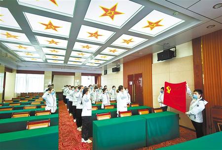 一次難得的黨課——甘肅第二、第三批援鄂醫(yī)療隊(duì)預(yù)備黨員宣誓儀式側(cè)記