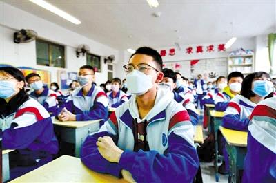 甘肅省初三和高一、高二年級(jí)學(xué)生昨日開學(xué) 青春校園又聞瑯瑯讀書聲