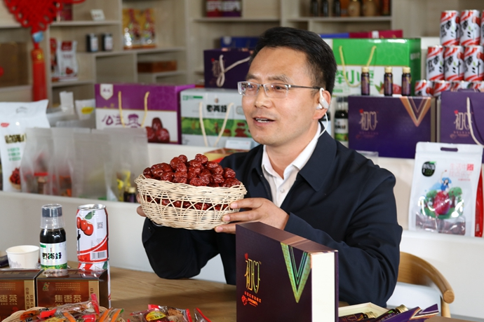 “縣長直播天團(tuán)”唱響“甘貨春之聲”，售出近30種甘貨1萬余件 開進(jìn)直播間的網(wǎng)絡(luò)扶貧博覽會，受百萬網(wǎng)友點贊 