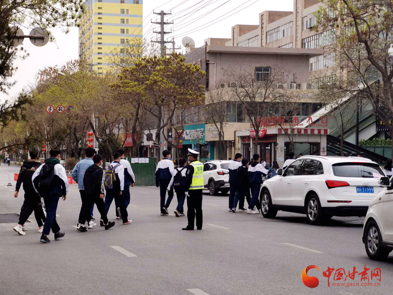 保駕護航！涼州公安交警“護學崗” 撐起“平安傘”