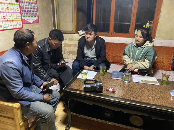 圖為木耳鎮(zhèn)紀(jì)檢干事盧建民（左三）連夜在多壩村多壩組奚連德家中了解受災(zāi)情況，排查安全隱患，并宣傳發(fā)生次生災(zāi)害的相關(guān)知識(shí)。_副本.jpg