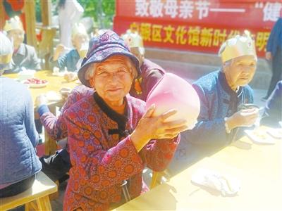 母親節(jié)，白銀“花村”擺了一場“敬老宴”