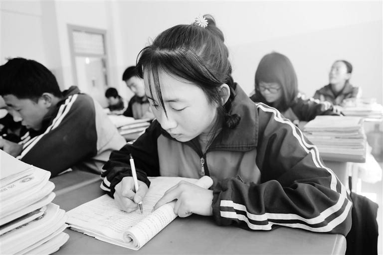慶陽環(huán)縣這名小姑娘，柔弱肩膀撐起一個(gè)大家庭