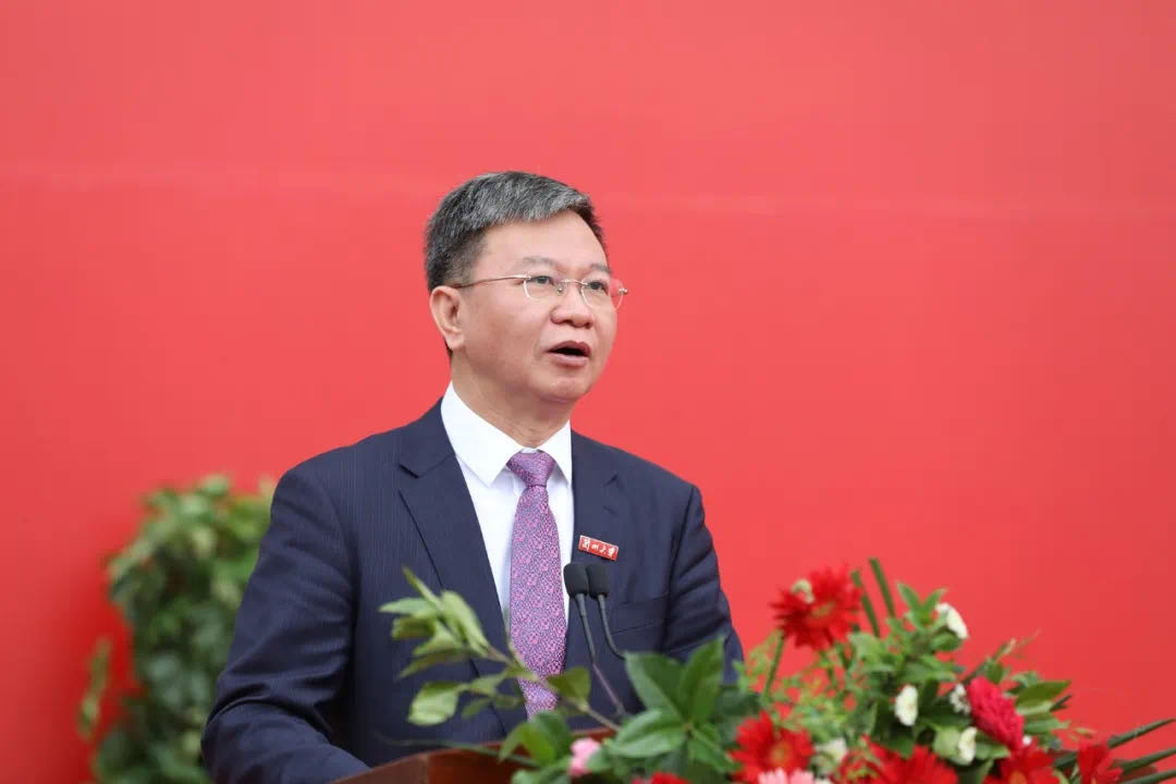 蘭州大學(xué)校長嚴(yán)純?nèi)A寄語2020屆本科畢業(yè)生：做敢擔(dān)當(dāng)、能擔(dān)當(dāng)、有擔(dān)當(dāng)?shù)娜?>
        </a><em>蘭州大學(xué)校長嚴(yán)純?nèi)A寄語2020屆本科畢業(yè)生：做敢擔(dān)當(dāng)、能擔(dān)當(dāng)、有擔(dān)當(dāng)?shù)娜?/em></li>
    <li><a  target=