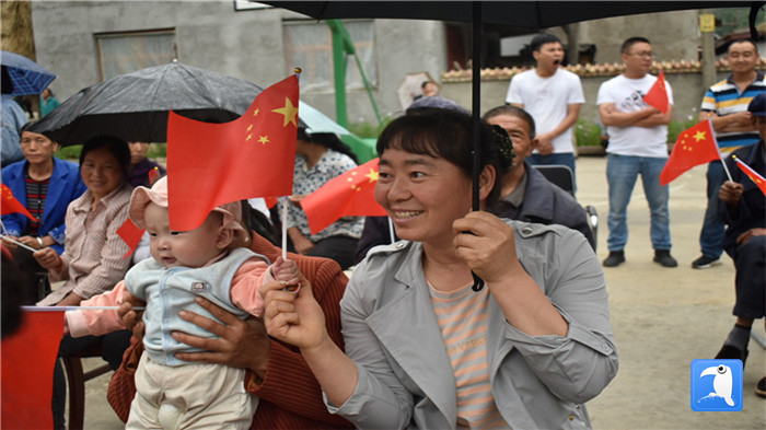 隴南市紀委監(jiān)委黨員干部與宕昌縣官亭鎮(zhèn)杜家村群眾一起慶祝黨的生日。_副本.jpg