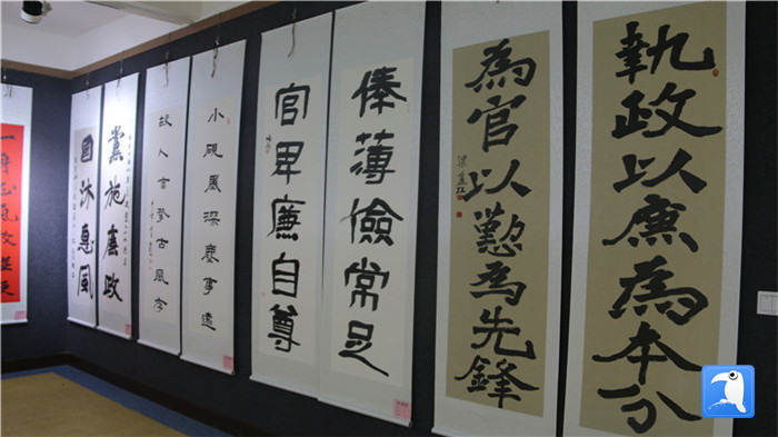 7月1日上午，定西市通渭縣紀委監(jiān)委舉辦“襄郡清風·喜迎建黨99周年”廉政文化書畫展，共同為黨的生日獻禮。_副本.jpg