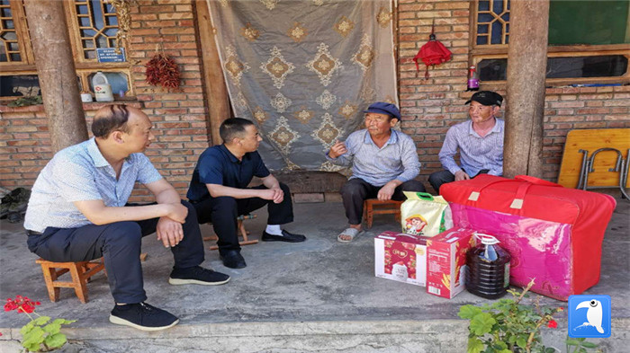 在建黨99周年來臨之際，隴南市禮縣紀委監(jiān)委在中壩鎮(zhèn)、三峪鄉(xiāng)開展“七一”慰問老黨員、困難黨員活動，為他們送去組織的關懷和節(jié)日的問候。_副本.jpg