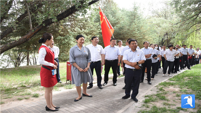 7月1日，嘉峪關市紀委監(jiān)委機關黨委在迎賓湖絲路廉潔文化主題公園舉行慶祝黨建99周年迎“七一”主題黨日活動。_副本.jpg
