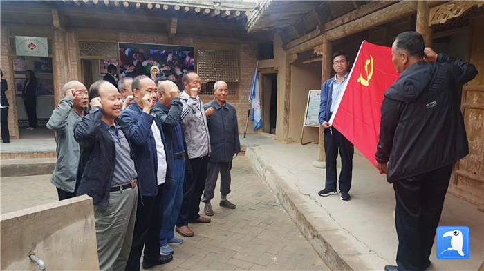 7月1日，臨夏州紀委監(jiān)委機關黨總支組織退休黨支部部分黨員前往東鄉(xiāng)縣布楞溝村史館，開展主題黨日活動。_副本.jpg