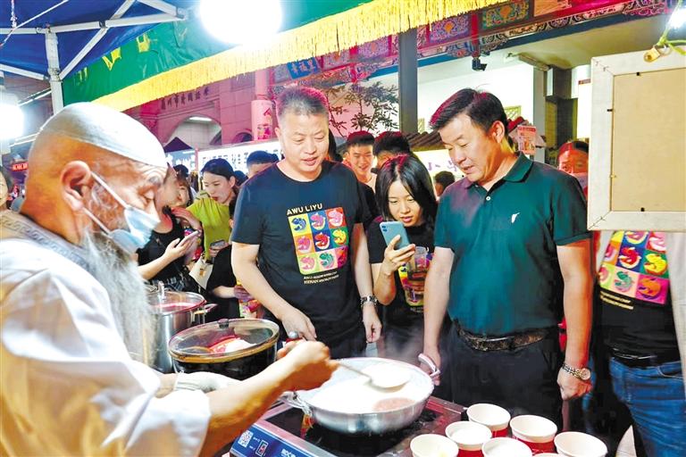 鄭州餐飲同行“打卡”金城夜市：“月光下的蘭州美食，唇齒留香”