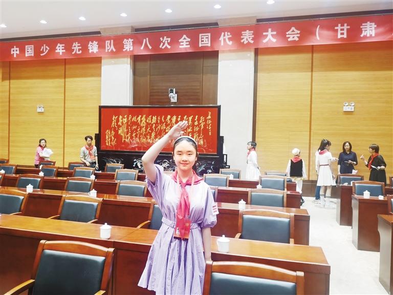 代表蘭州少先隊員參加全國少代會——這個小姑娘，攢勁！