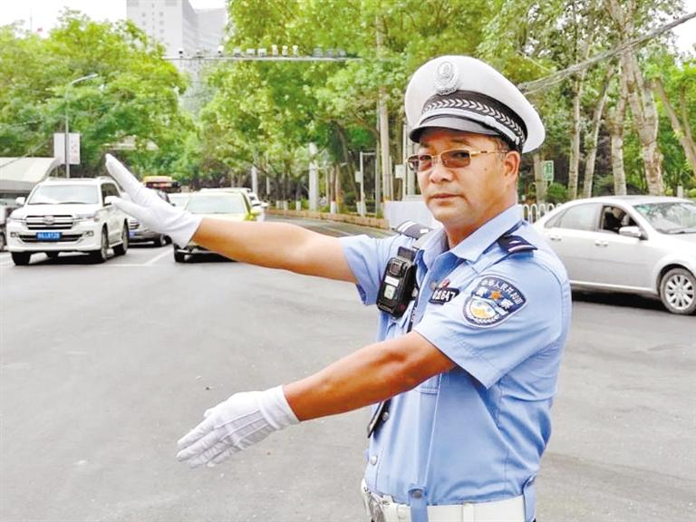 蘭州城關(guān)區(qū)交警大隊一線老交警馬驍：俯首甘為“老黃?！?>
        </a><em>蘭州城關(guān)區(qū)交警大隊一線老交警馬驍：俯首甘為“老黃牛”</em></li>
    <li><a  target=