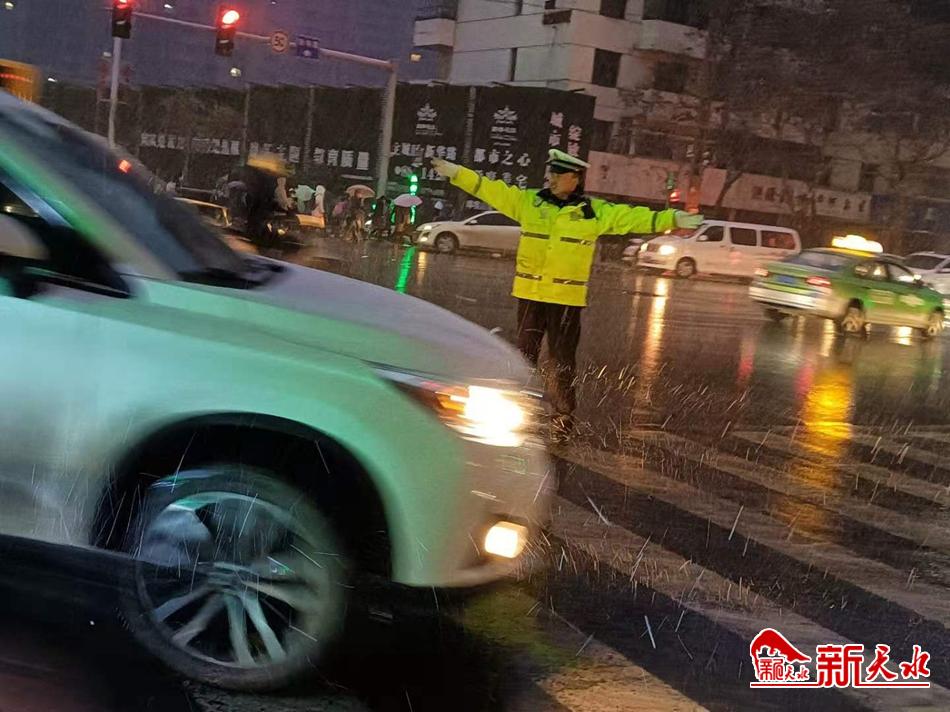 風(fēng)雪襲來(lái)，天水最美“警色”在路上！