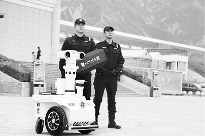 新奇！5G巡邏機(jī)器人亮相隴南武都街頭