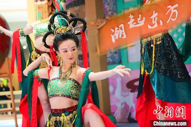 圖為今年9月5日，在重慶亮相的敦煌博物館“潮起東方”主題活動現(xiàn)場。敦煌博物館供圖