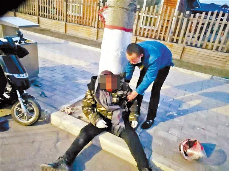 蘭州：騎摩托車男子清晨撞傷 熱心“的哥”全力救助！