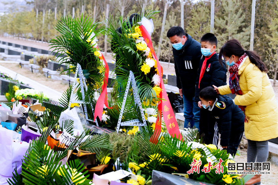 委托快遞、自發(fā)前往，社會各界在陳紅軍烈士墓前獻(xiàn)花致敬