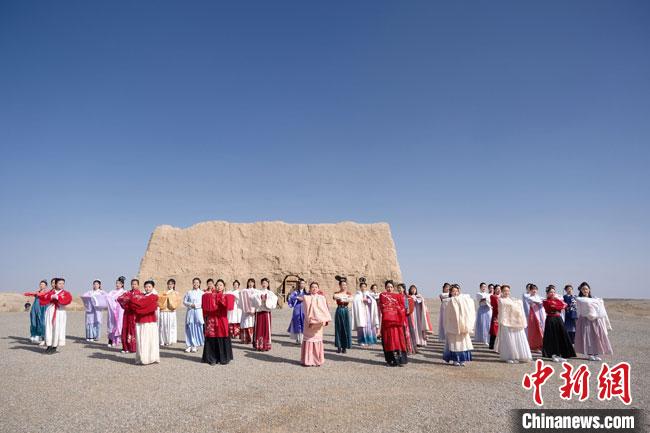 數(shù)十位身著古裝的女性通過體驗(yàn)賞漢舞、習(xí)漢禮、吟誦詩詞等中華傳統(tǒng)文化，再現(xiàn)古絲綢之路的繁華盛景?！∏窳?攝
