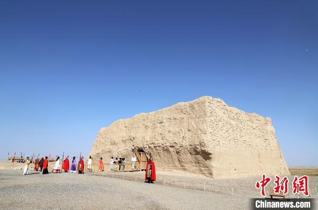 數(shù)十位身著古裝的女性通過體驗(yàn)賞漢舞、習(xí)漢禮、吟誦詩詞等中華傳統(tǒng)文化，再現(xiàn)古絲綢之路的繁華盛景。　王菁 攝