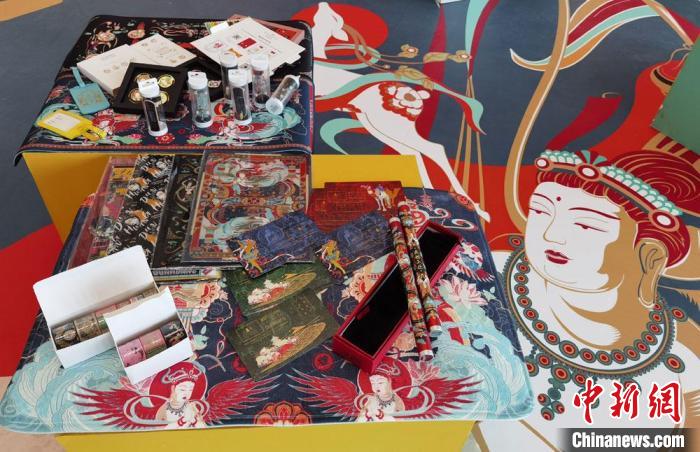 60余類敦煌主題的文創(chuàng)產(chǎn)品讓人愛(ài)不釋手?！《∷?攝