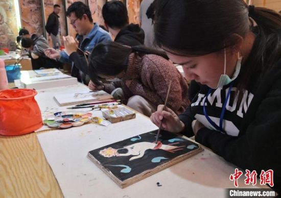 2020年10月，臺灣大學(xué)生在敦煌“莫高學(xué)堂”體驗(yàn)?zāi)嗯弋嬍肿髡n。　丁思 攝