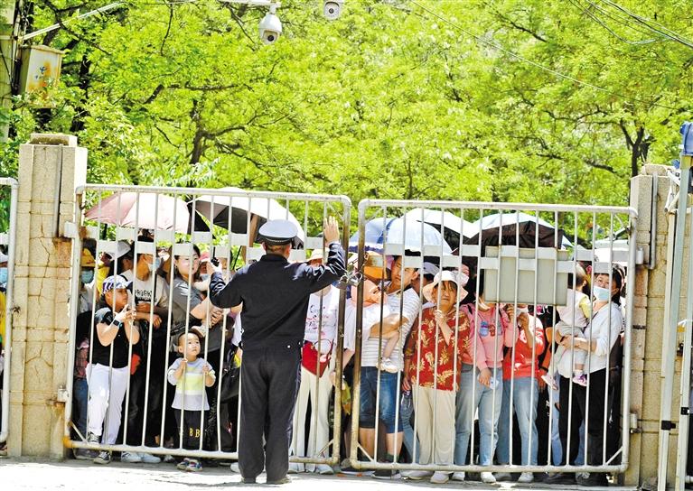 人流如潮 入園游客突破5萬 五泉山公園、蘭州市動物園昨日臨時閉園