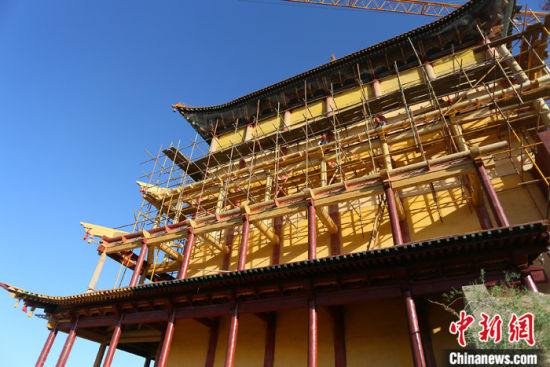 圖為5月上旬，甘肅山丹縣大佛寺內(nèi)，正在修繕中的古建筑大雄寶殿。 中新社記者 高展 攝