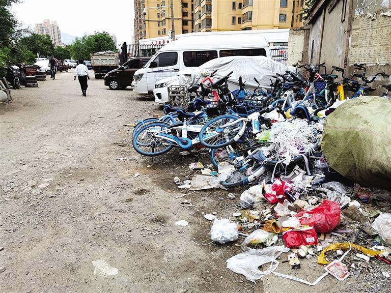 百米土路臟亂差，誰來管？經(jīng)記者協(xié)調(diào)，社區(qū)組織志愿者進(jìn)行了清理