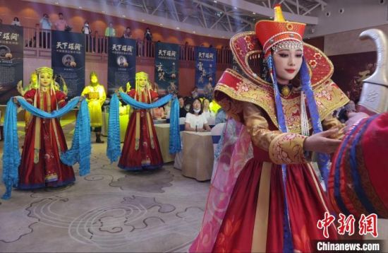 圖為中國首部邊塞史詩劇《天下雄關》首演發(fā)布會現場?！〈蘖?攝