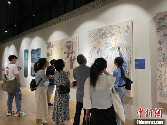 圖為展覽現(xiàn)場(chǎng)?！〗瓧顭?攝