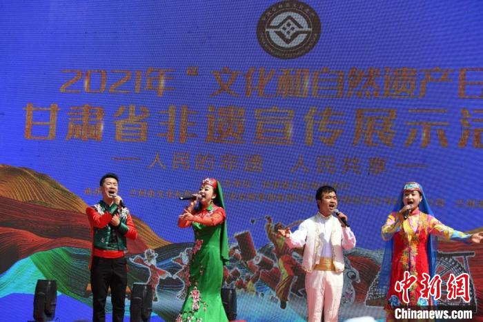 圖為甘肅臨夏回族自治州非遺傳承人演唱花兒?！钇G敏 攝