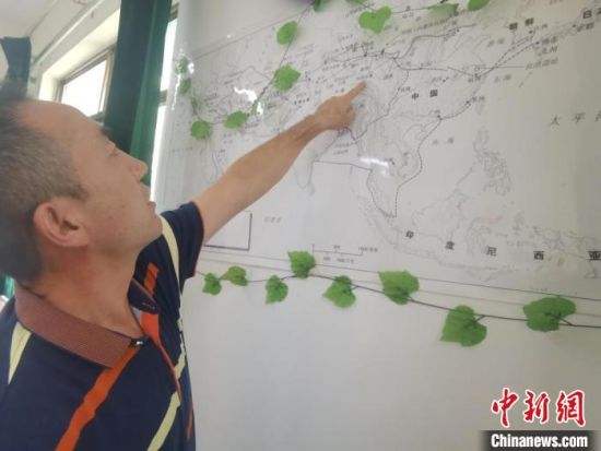 圖為甘肅省社會科學(xué)院絲綢之路研究所所長侯宗輝指出《絲綢之路古文明》課題組考察線路。　閆姣 攝
