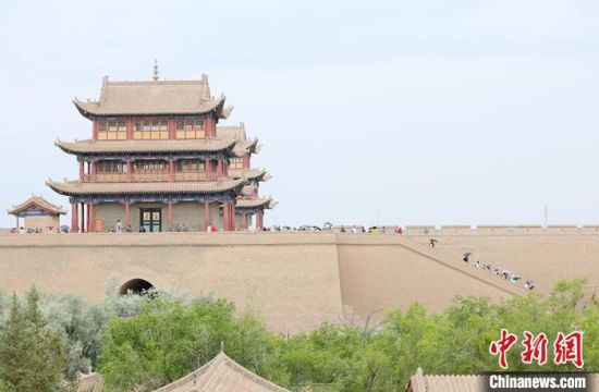 歷經(jīng)數(shù)十載保護(hù)修繕的古老關(guān)城得以延年益壽，成為了海內(nèi)外游客“絲路游”的必經(jīng)打卡地?！「哒?攝