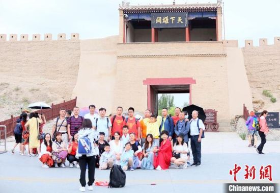 歷經(jīng)數(shù)十載保護(hù)修繕的古老關(guān)城得以延年益壽，成為了海內(nèi)外游客“絲路游”的必經(jīng)打卡地?！「哒?攝
