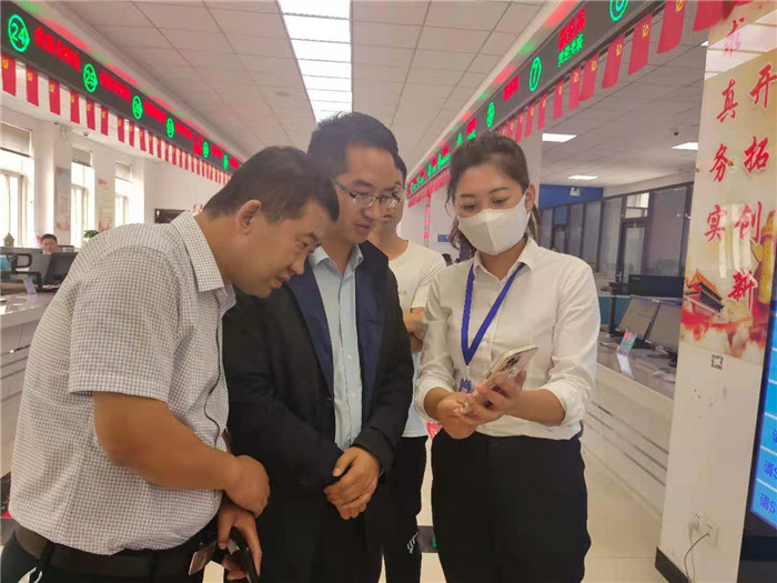 1630572030748359.jpg 渭源縣政務服務大廳工作人員手機演示“碼”上監(jiān)督流程.jpg