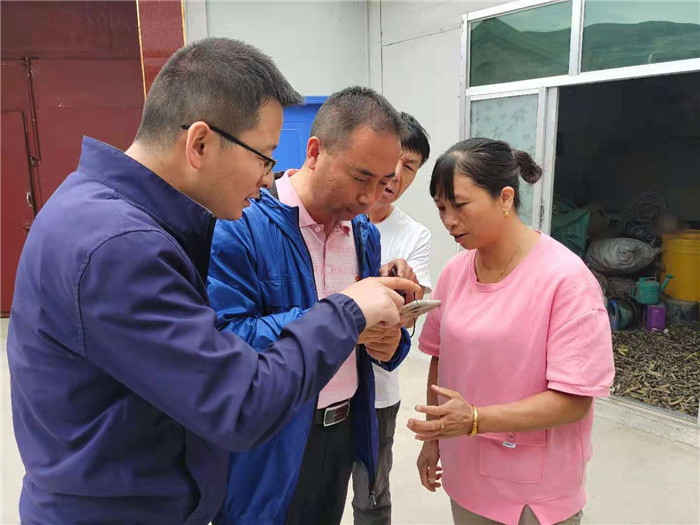 1630572048696458.jpg 干部手把手教村民掃碼監(jiān)督操作流程.jpg