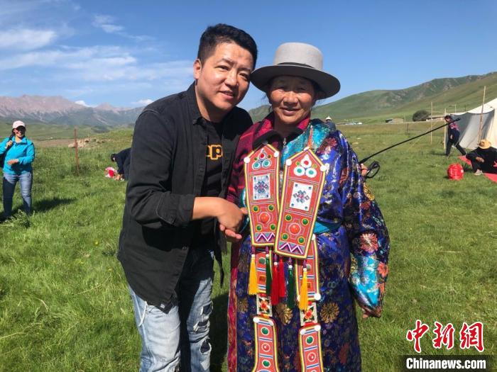 圖為拍攝紀(jì)錄片《西茂的婚禮》期間，張輝剛(左)與裕固族老人合影留念。(資料圖) 張輝剛供圖