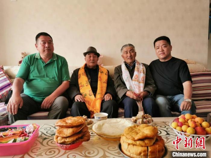 圖為張輝剛(右一)拜訪甘肅肅南縣裕固族德高望重的老人。(資料圖) 張輝剛供圖