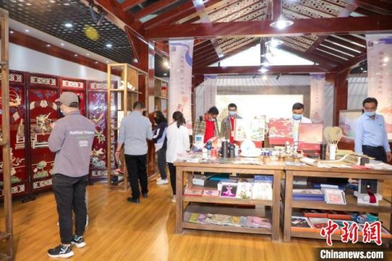 圖為甘肅“一會(huì)一節(jié)”期間，位于敦煌的天水市展館中，民眾觀賞文創(chuàng)產(chǎn)品。　甘肅省文化和旅游廳供圖