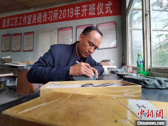 甘肅卓尼洮硯融合文化提升內(nèi)涵：不只一硯一銘，還要一盒一拓
