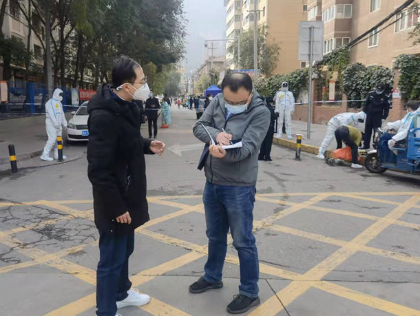 蘭州市紀委監(jiān)委干部下沉一線詳細詢問疫情防控情況。.jpg