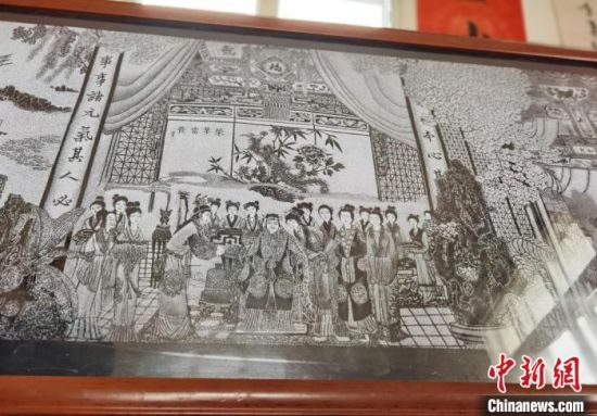 圖為陶世清的影雕作品。　楊娜 攝