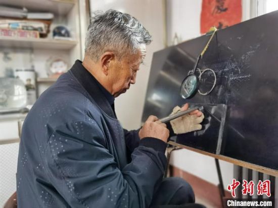 圖為陶世清在創(chuàng)作中?！钅?攝