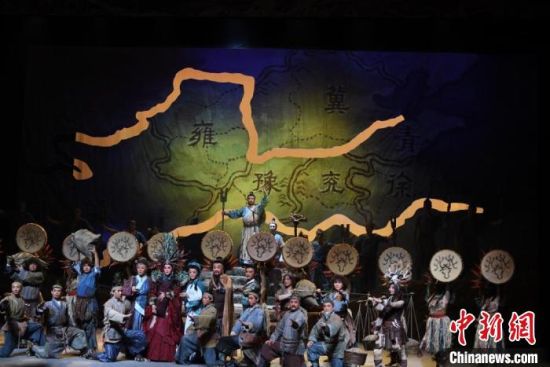 作為隴劇“梅花”，雷通霞在《大禹治水》中甘當(dāng)“綠葉”，該劇推出后，反響十分熱烈。(資料圖) 楊艷敏 攝
