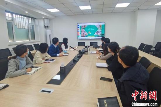 圖為甘肅教育出版社《寫給青少年的敦煌故事》叢書項(xiàng)目組，探討圖書封面設(shè)計(jì)?！￠Z姣 攝