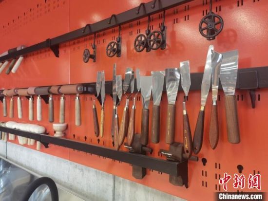 圖為徐晉林制作雕版敦煌壁畫所用工具?！￠Z姣 攝