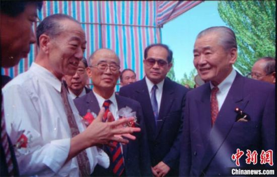1994年8月，時(shí)任日本首相竹下登(右一)與時(shí)任敦煌研究院院長段文杰在莫高窟親切交談。中新社發(fā) 婁婕 供圖