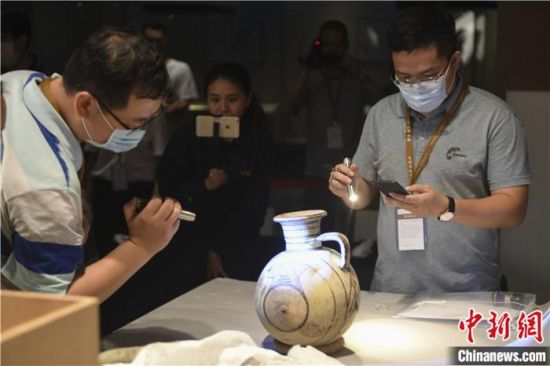 2020年6月，在長沙博物館舉行“從地中海到中國：絲路寶藏——平山郁夫絲綢之路美術(shù)館藏文物展”前，專家開箱鑒定文物。中新社記者 楊華峰 攝